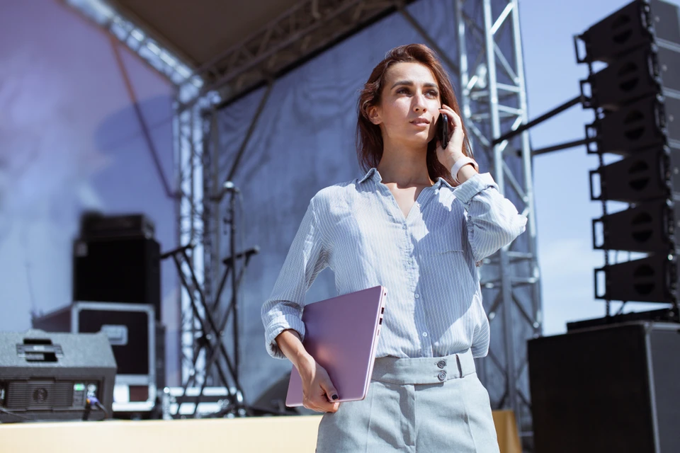 Installation de l'équipement de scène et préparation d'un concert en plein air
