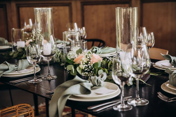 Salle de réception privée avec table dressée pour événement festif