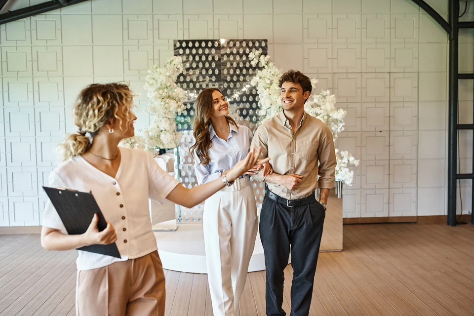 Équipe de trois professionnels en réunion créative autour d'une table de travail