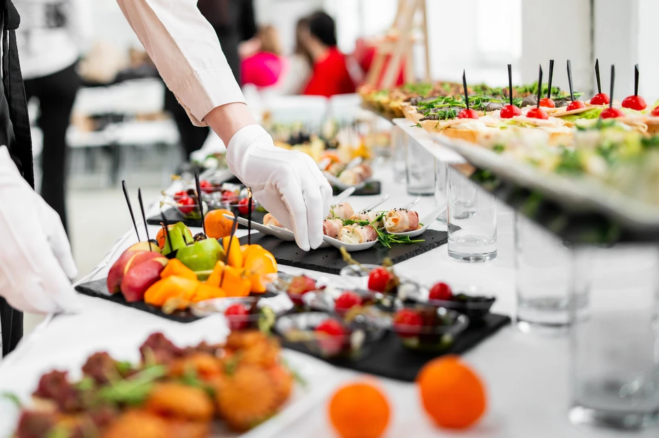 Un événement professionnel en cours avec équipe d'animation Events Factory ARP interagissant avec des clients satisfaits dans une ambiance festive et conviviale. Montrer un animateur ou un professionnel de l'événementiel en train de coordonner une prestation (soirée, team building ou séminaire) avec des convives engagés dans l'activité, illustrant la personnalisation du service et la relation de confiance.