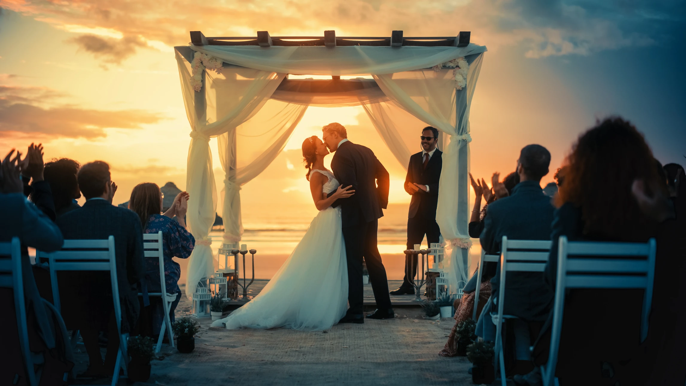 Cérémonie de mariage en extérieur sur pelouse verte avec allée centrale parsemée de pétales blancs