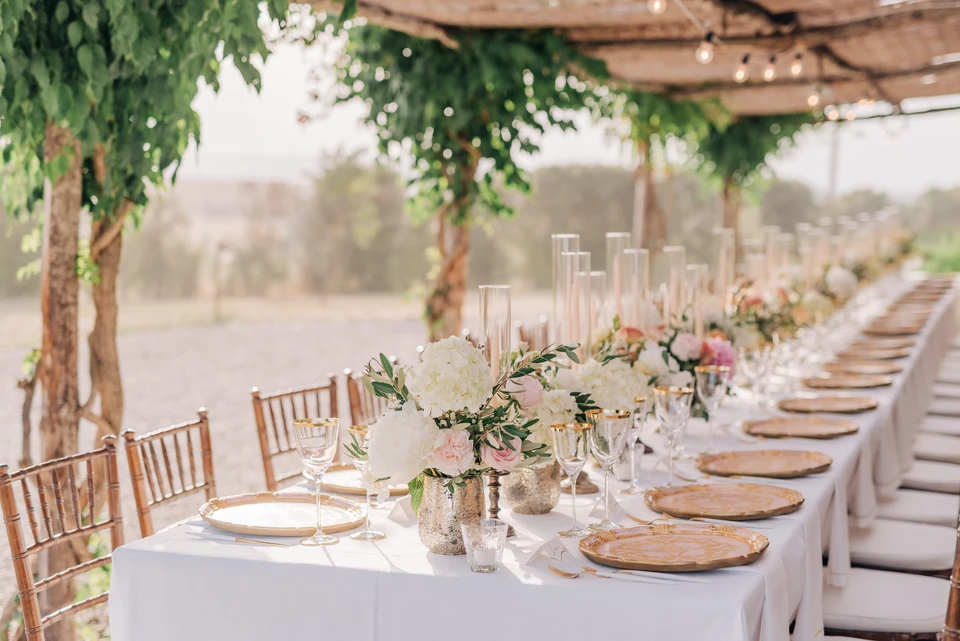Cérémonie de mariage en intérieur avec mariés se tenant la main lors de l'échange des vœux