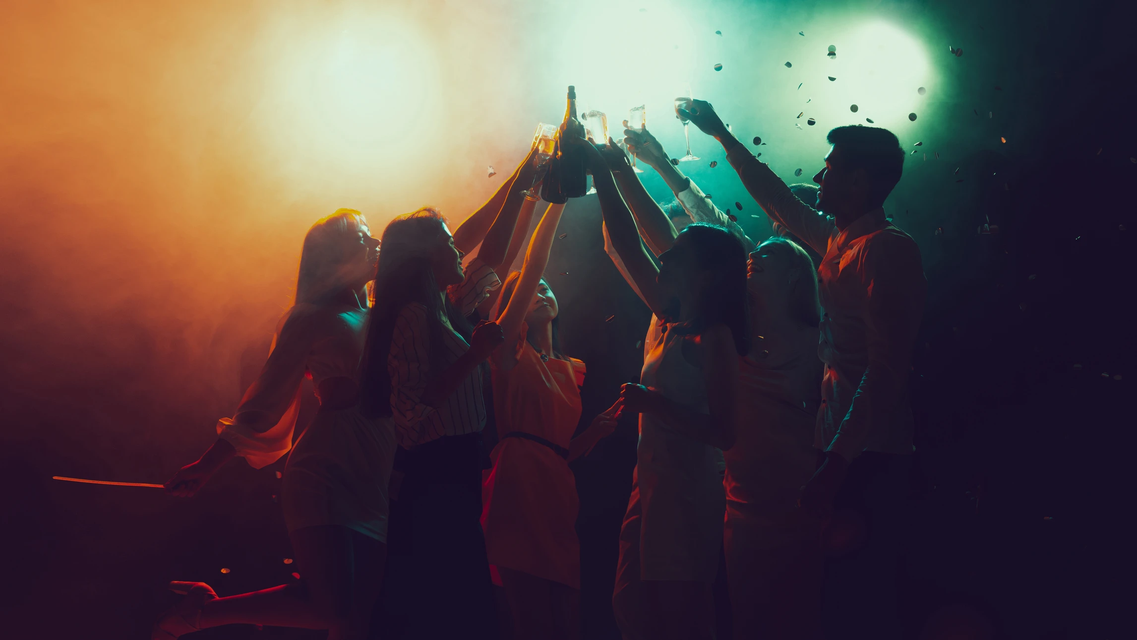Scène de concert vide avec éclairage professionnel bleu, projecteurs à tête mobile positionnés sur la scène, faisceaux lumineux croisés créant une atmosphère spectaculaire dans une salle de spectacle