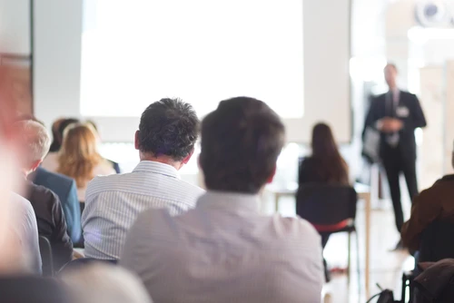 Conférence d'entreprise dans un auditorium moderne